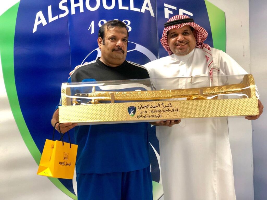 رجلان يرتديان الأبيض والأزرق يقفان جنبًا إلى جنب.