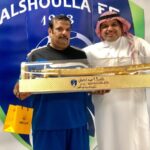 رجلان يرتديان الأبيض والأزرق يقفان جنبًا إلى جنب.