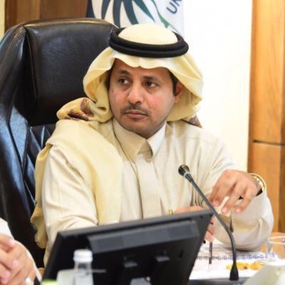 رجلان يجلسان معًا على طاولة، كل منهما يستخدم لابتوب في عمل مشترك